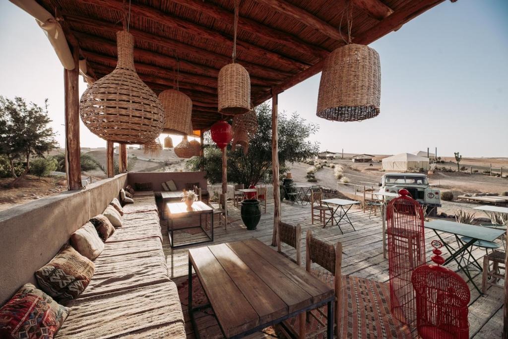 Piscine principale d'Inara Camp face au désert